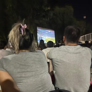 “Cine Bajo las Estrellas”. Una multitud se concentró en el Parque Municipal para disfrutar el film “Muchachos”