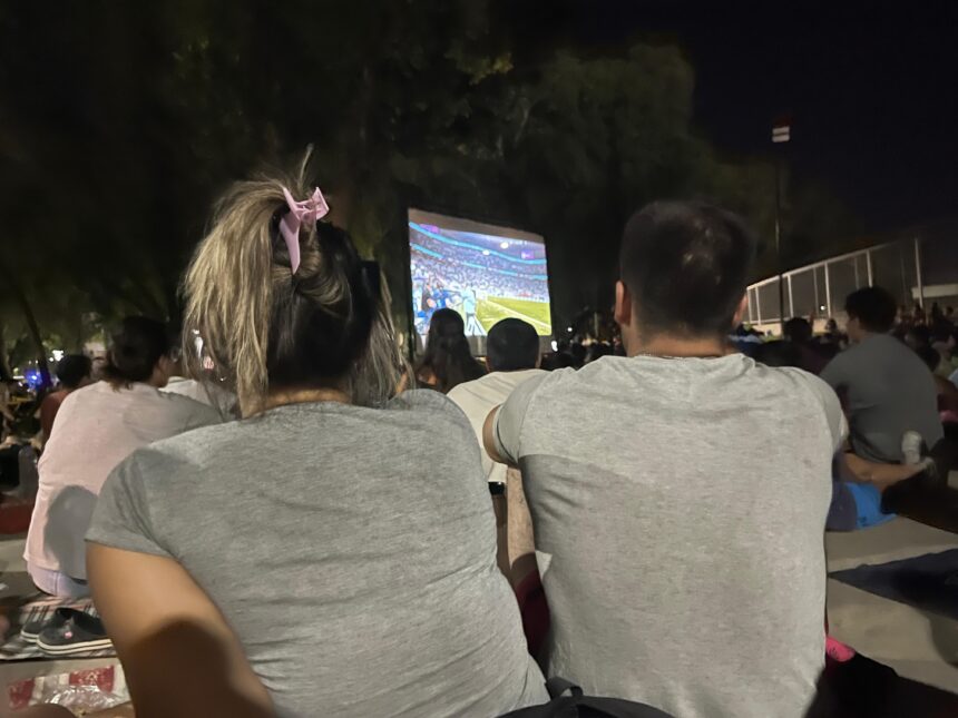 “Cine Bajo las Estrellas”. Una multitud se concentró en el Parque Municipal para disfrutar el film “Muchachos”