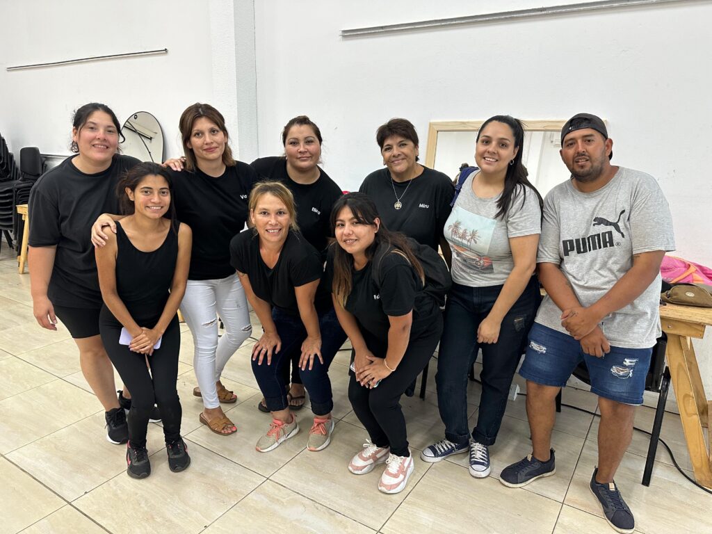 Cerca de 120 estudiantes se cortaron el pelo gratis para la vuelta al cole