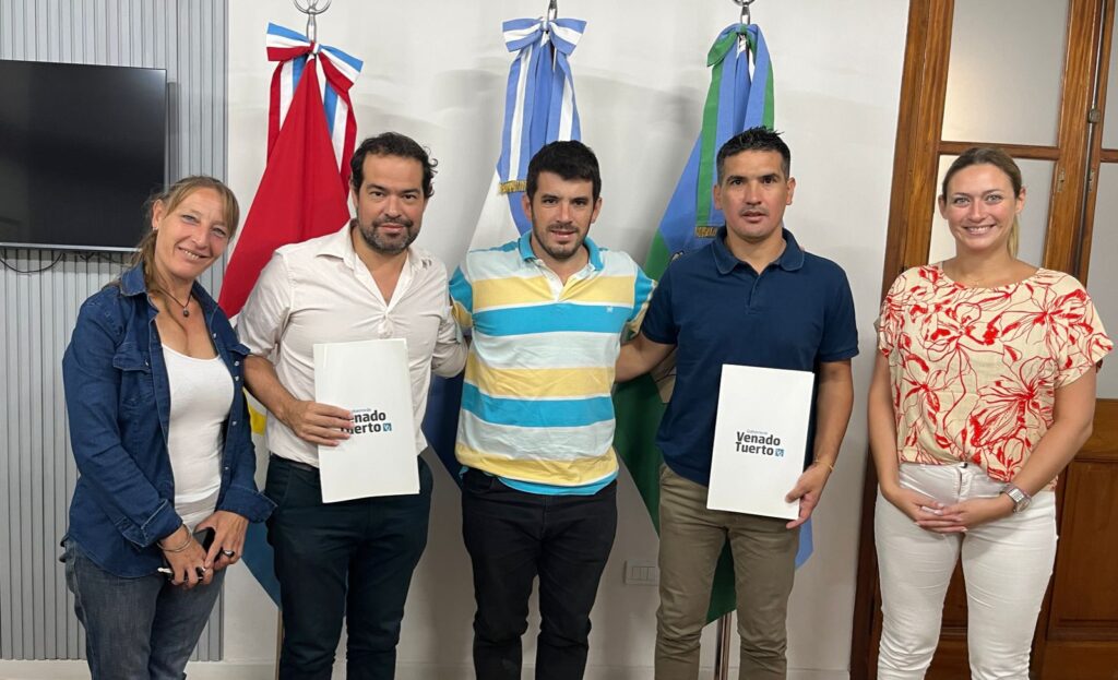 El Gobierno municipal firmó convenios para llegar con “Impulso Emprendedor” a Sancti Spíritu y Murphy