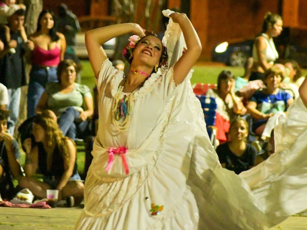 “Nuestros Patios”. Exitosa noche de música y danza en plaza de la Democracia al ritmo de la Cumbia y el Paso Doble