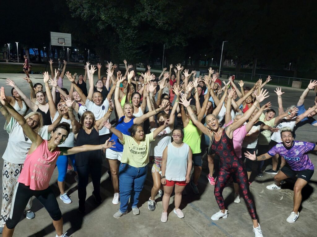 Gran noche del “Venite a Bailar” con ritmos latinos y buena onda