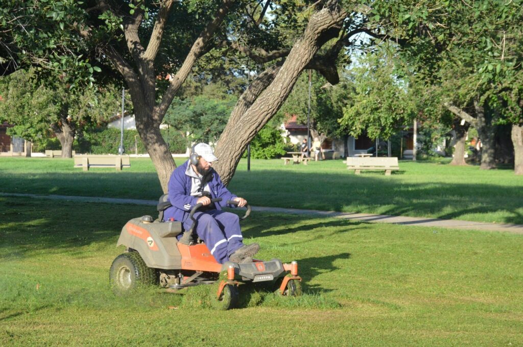 El Gobierno Municipal intensifica las tareas de desmalezado en las plazas