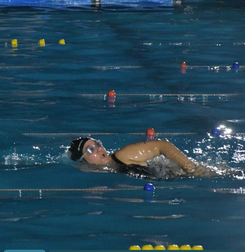 Exitosa convocatoria de nadadores en la II Posta Acuática Nocturna 2024
