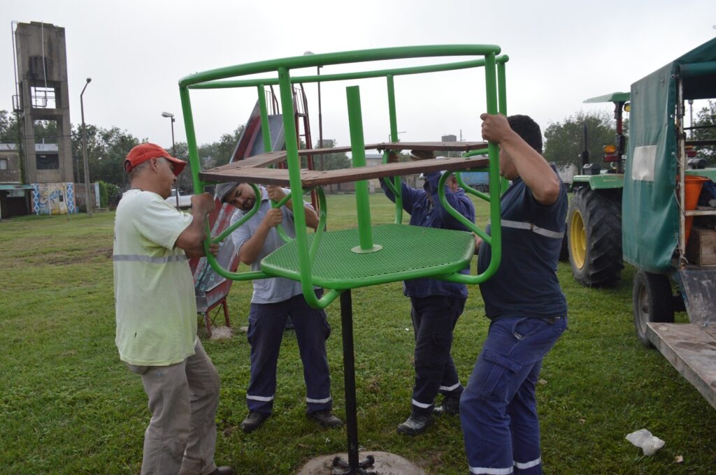 Con nuevos juegos, avanza la puesta en valor de la plaza del Trabajador