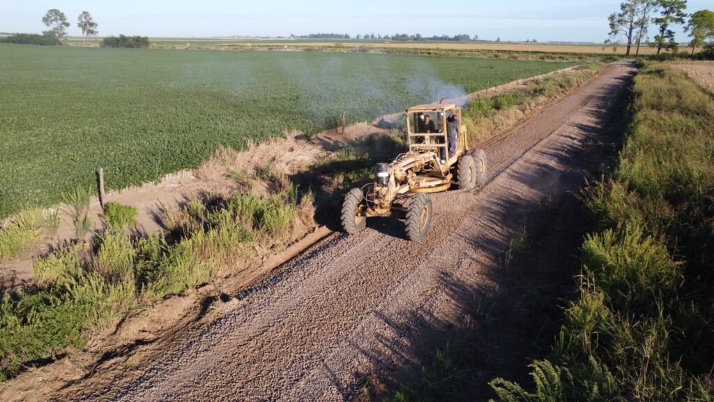 Intervención en caminos rurales para garantizar el tránsito, previo a la cosecha gruesa