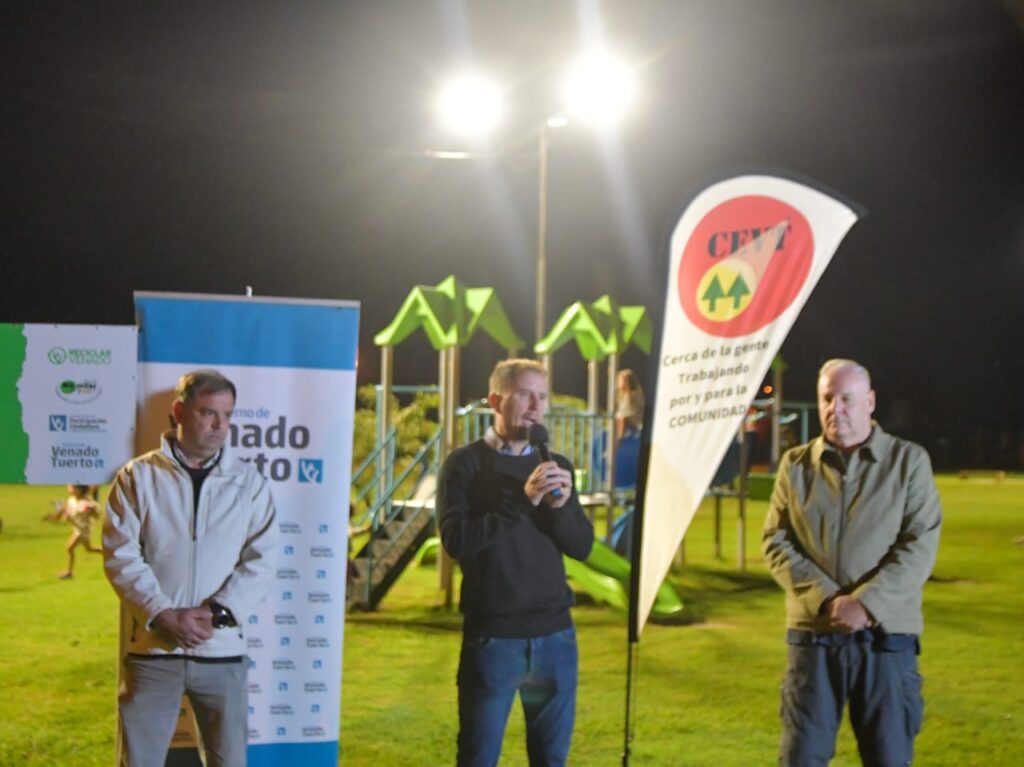 Siguen las obras en la ciudad: Pellegrini inauguró luces led en la plaza Del Vecino