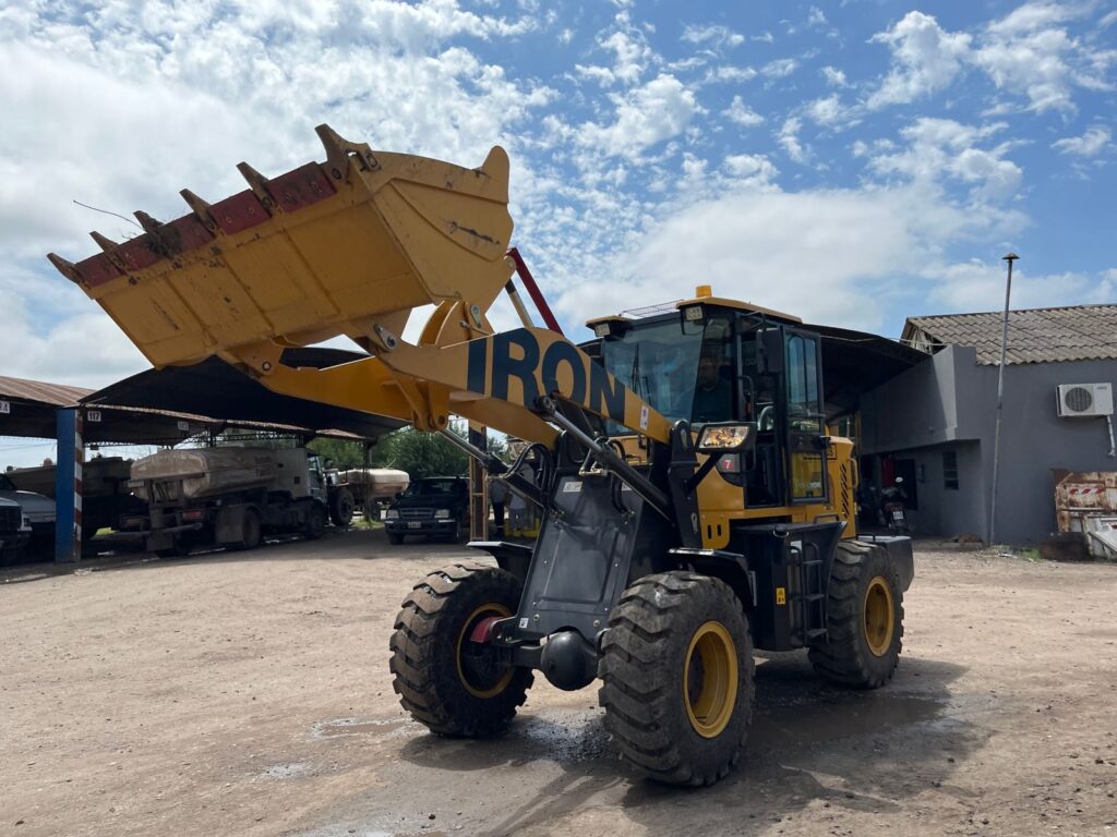 Más equipamiento: El Gobierno de Venado Tuerto incorporó una pala cargadora a su flota de maquinaria