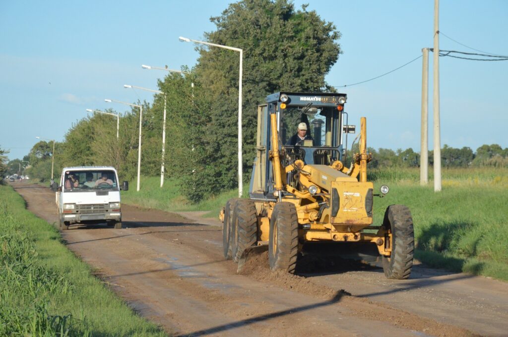 Las cuadrillas municipales trabajan en el perfilado de distintas calles