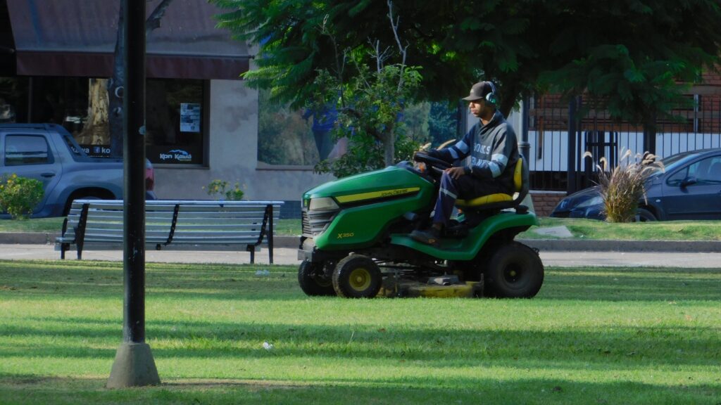 Cuadrillas municipales refuerzan las tareas de mantenimiento en plaza San Martín