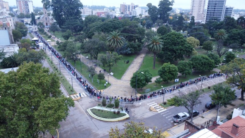 Miles de vecinos disfrutaron de las copas ganadas por la Scaloneta en el 140° aniversario de la ciudad Miles de vecinos disfrutaron de las copas ganadas por la Scaloneta en el 140° aniversario de la ciudad