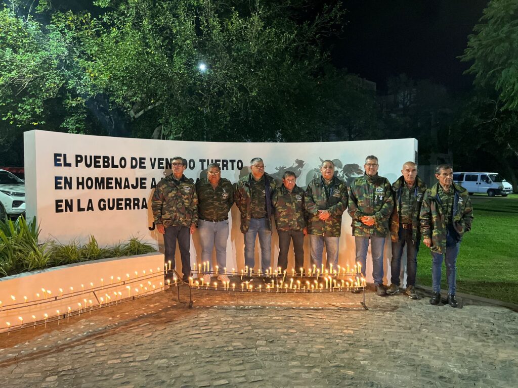 Emotiva Vigilia de Malvinas en la plaza Vera Peñaloza, con gran participación popular
