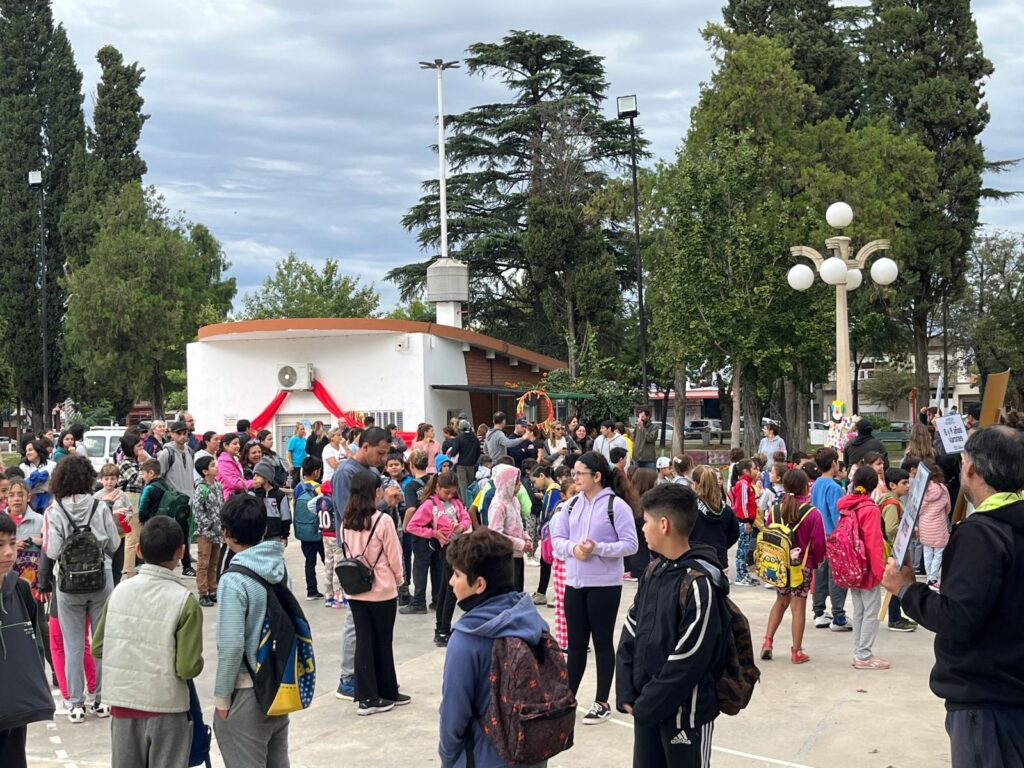 Muchas familias participaron del inicio de la colonia de invierno “Un Mundo por Descubrir”