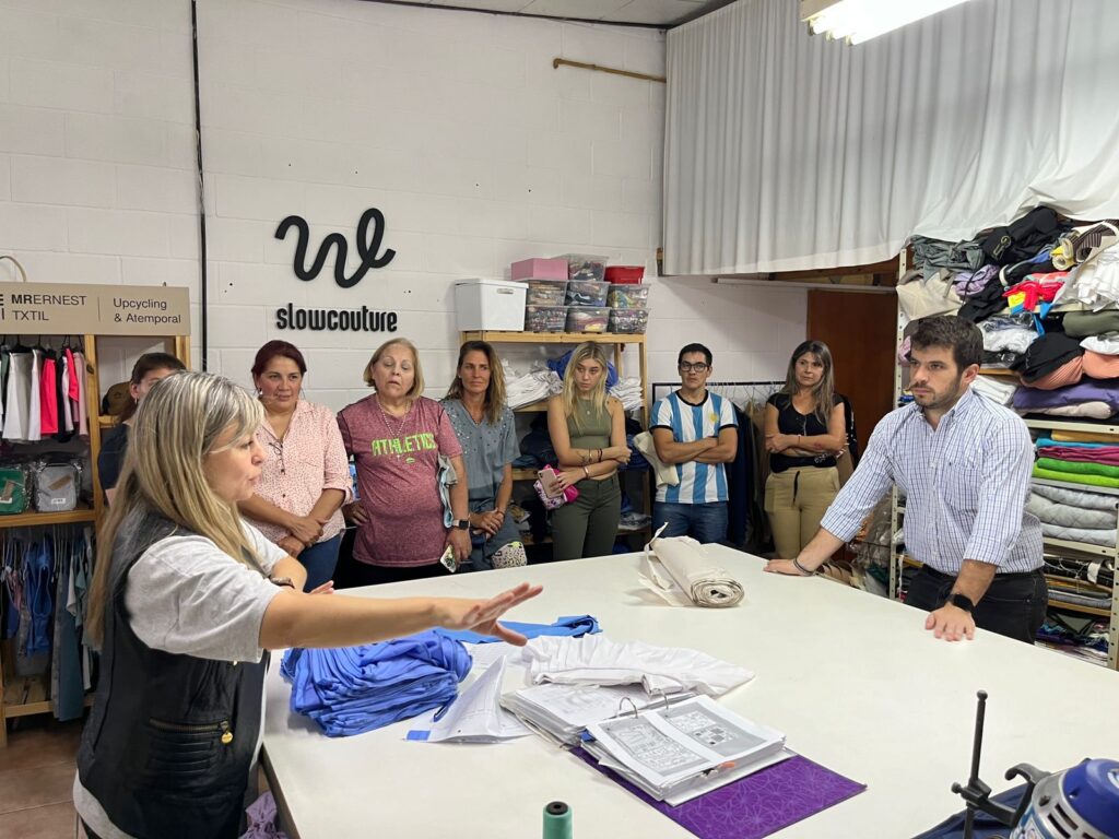 Apoyo del Intendente a participantes del Curso de Costura Industrial