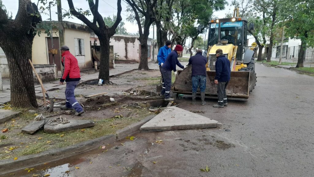Trabajo de las cuadrillas en la limpieza de canales y cunetas