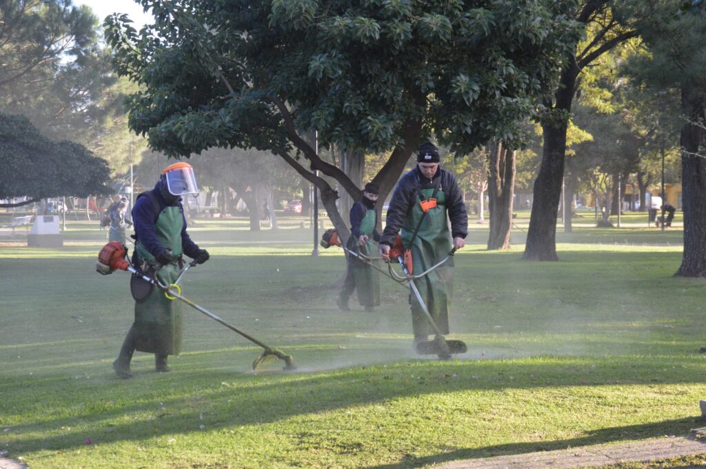 Tareas de corte de pasto y limpieza en plaza San Martín