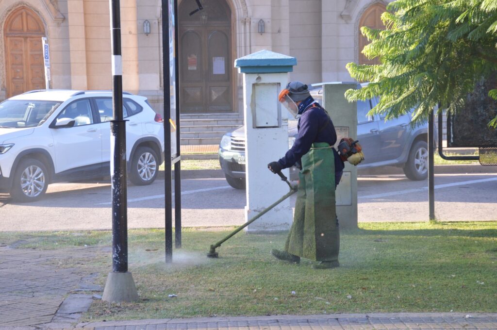 Trabajos de desmalezado y mantenimiento en plazas