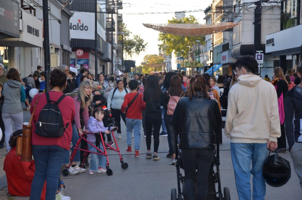 Notable suceso del Paseo Comercial a cielo abierto por el 140º Aniversario de la ciudad