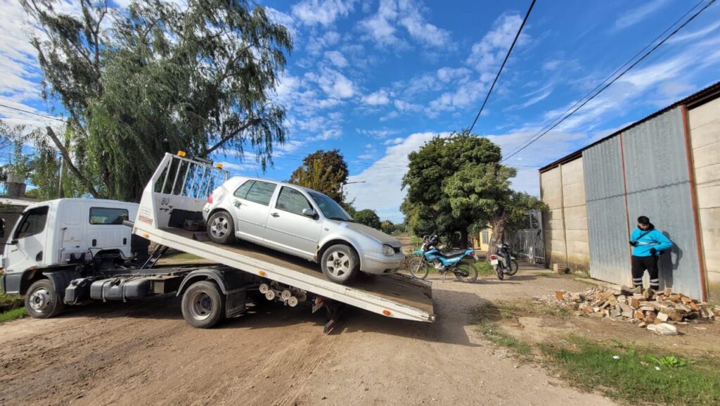 El Gobierno de Venado Tuerto reactivó el retiro de autos abandonados en la vía pública