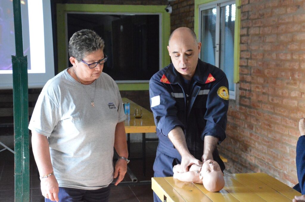 Instructores de Bomberos capacitaron en RCP a trabajadores municipales