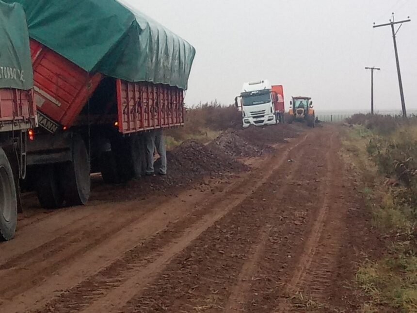 Caminos rurales: trabajos de enripiado en alteo de la Capilla San Marcos