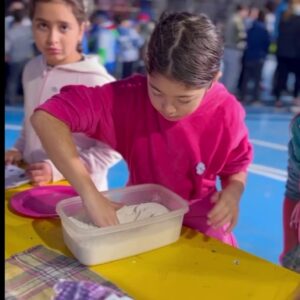 La colonia de invierno “Un Mundo por Descubrir” celebró el Día de la Escarapela