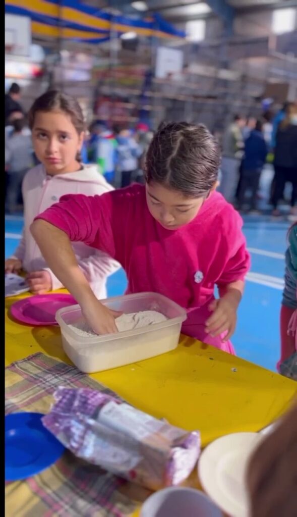 La colonia de invierno “Un Mundo por Descubrir” celebró el Día de la Escarapela