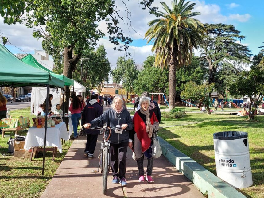 Gran convocatoria del Paseo de la Ciudad en plaza Sarmiento