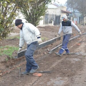 Movimiento de suelo y moldeo para pavimento de Italia, entre Quintana y Vélez Sarsfield