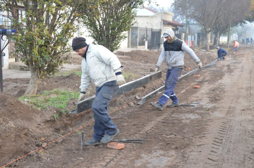 Movimiento de suelo y moldeo para pavimento de Italia, entre Quintana y Vélez Sarsfield