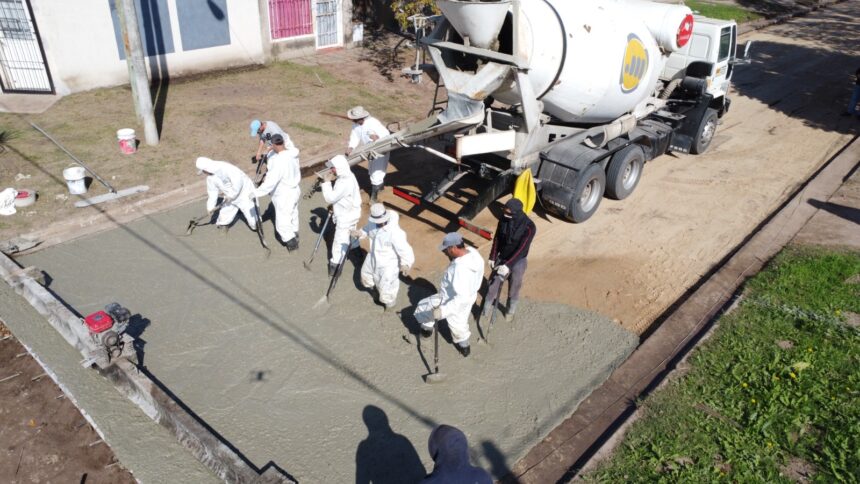 Obras en marcha: El Municipio pavimenta en Catamarca, entre Barberis y Perillo