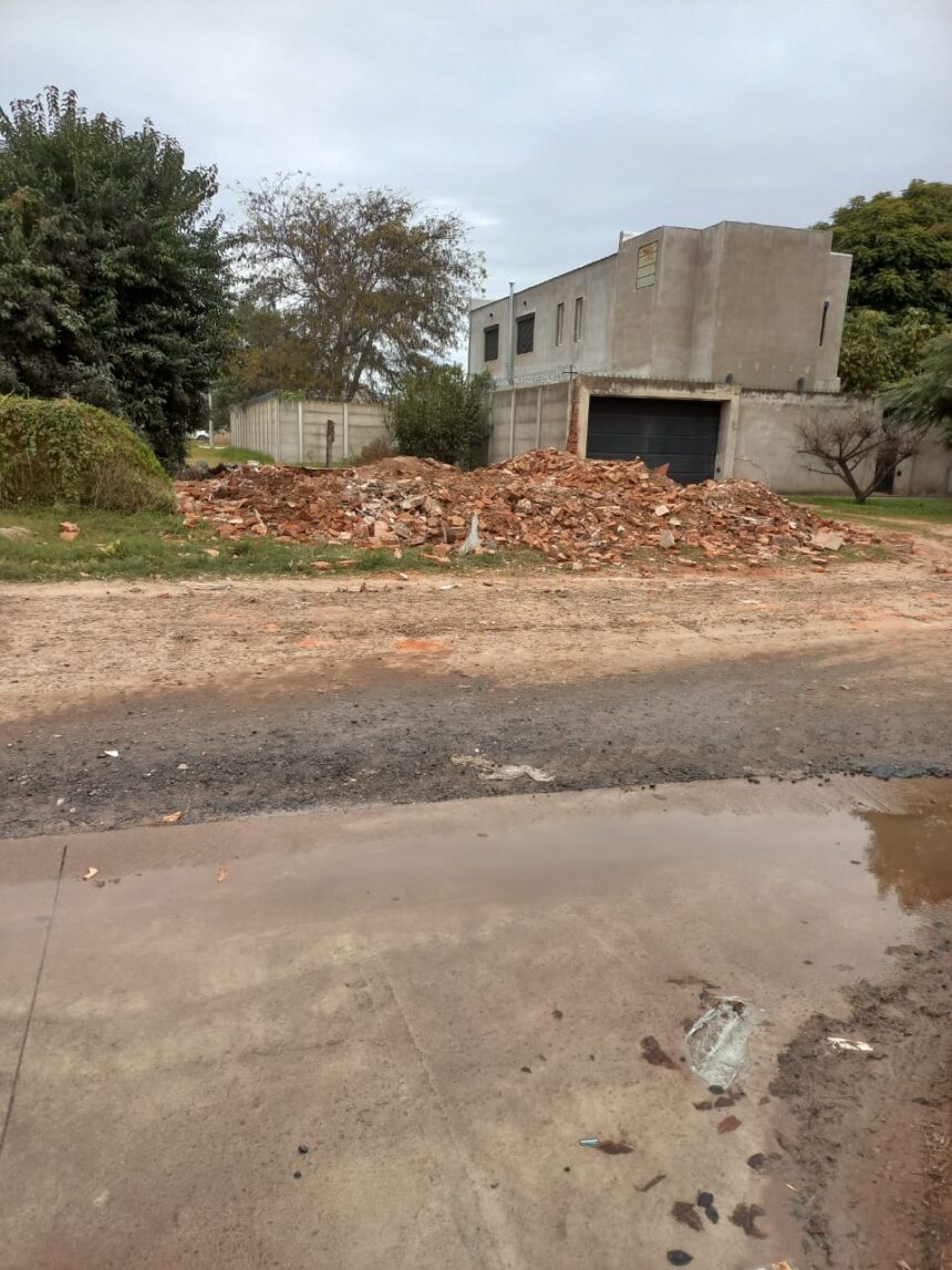 Demolición de construcciones precarias permite avanzar con la apertura de calles