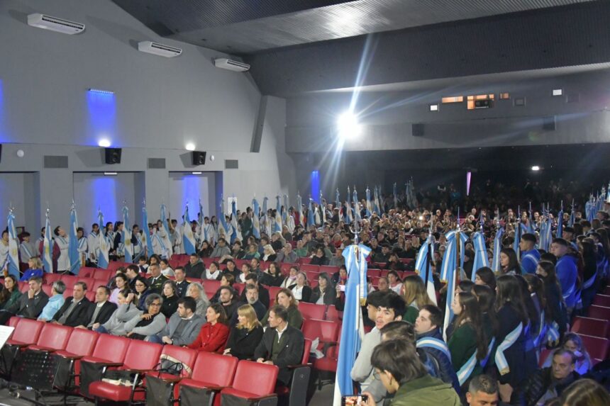 El Centro Cultural Municipal colmado acompañó la ceremonia por el 214 aniversario de la Revolución de Mayo