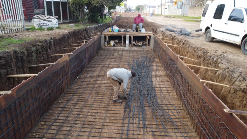El ministro Enrico visitó los trabajos del Emisario Edisón, obra hídrica clave para el sector noroeste