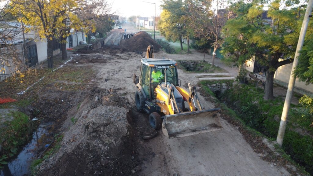 Cuadrillas municipales realizan poda con hidroelevadores en calle España