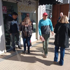 Reparto de escarapelas en el día del distintivo nacional