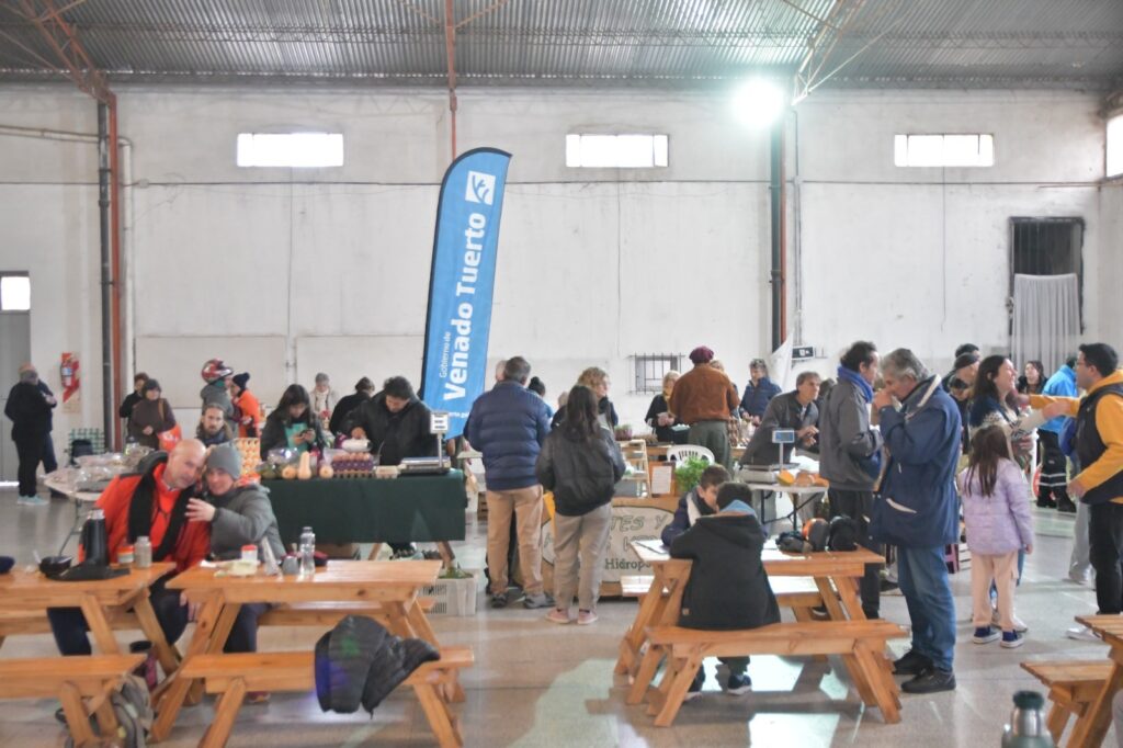 La feria dominguera hizo su debut en el gimnasio de la Escuela N° 496