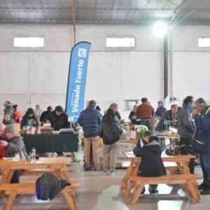 La feria dominguera hizo su debut en el gimnasio de la Escuela N° 496