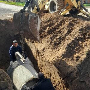 Colocación de tubería en desagüe de calle Maxwell