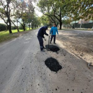 El Gobierno municipal avanza con tareas de bacheo en avenida Jorge Newbery