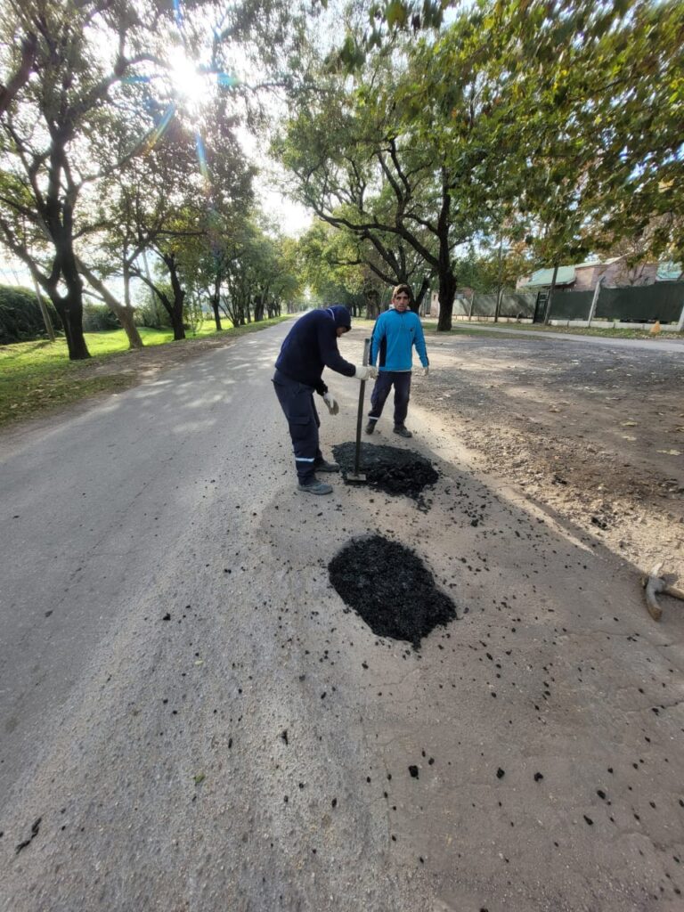 El Gobierno municipal avanza con tareas de bacheo en avenida Jorge Newbery