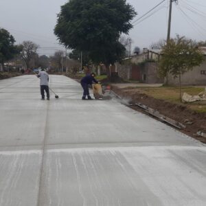 El Gobierno municipal avanza con tareas de hormigonado de cordón cuneta y preparación de nuevos pavimentos