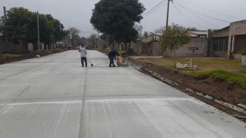 El Gobierno municipal avanza con tareas de hormigonado de cordón cuneta y preparación de nuevos pavimentos