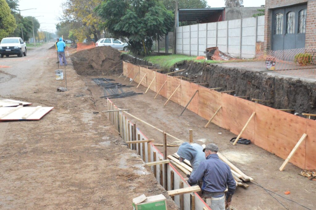 Refuerzan los trabajos de perfilado de calles en los barrios Güemes y Cayetano Silva