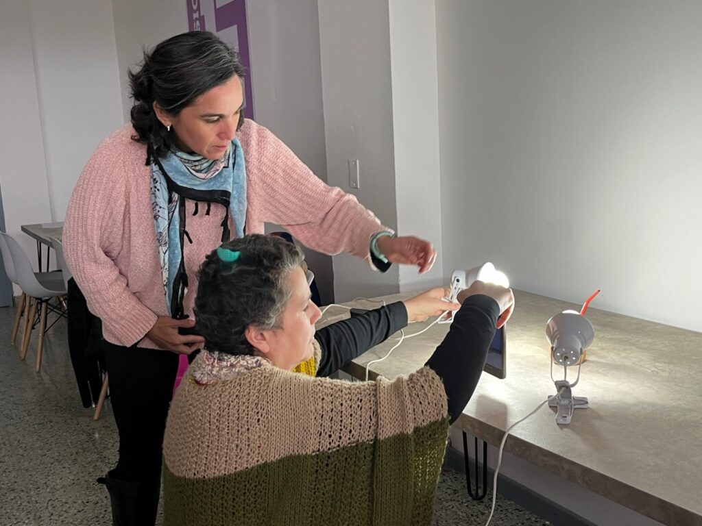 Carbini capacitó a emprendedores en diseño de “Vidrieras Digitales” con celulares