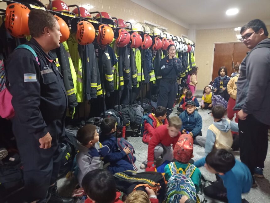 Los alumnos de la Colonia Municipal de Invierno visitaron a los Bomberos Voluntarios Los alumnos de la Colonia Municipal de Invierno visitaron a los Bomberos Voluntarios
