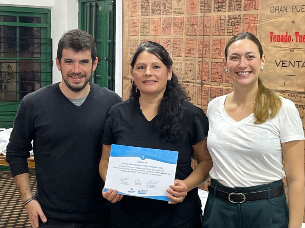 Oportunidades para emprender: entrega de certificados a cursantes de costura industrial y planificación de viandas