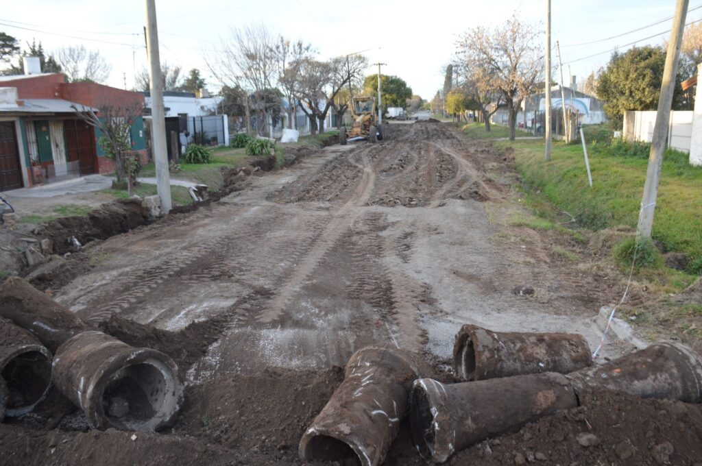 Más obras en los barrios: movimiento de suelo para pavimentar otra cuadra en calle 26 de Abril