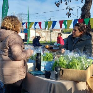 Huerteros y canje de residuos por ecomonedas en plaza Vera Peñaloza