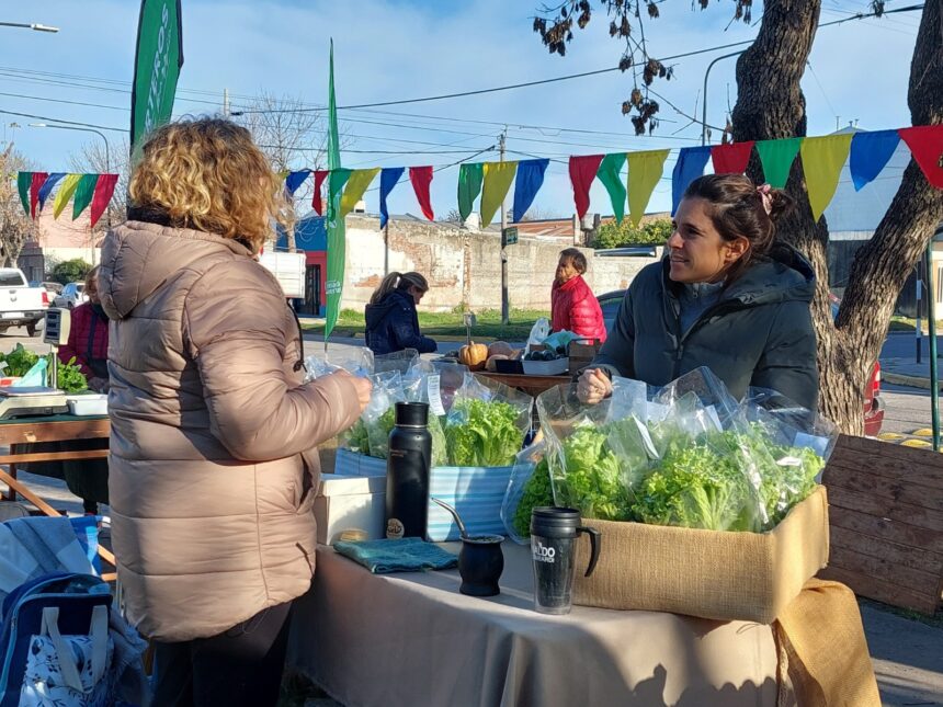 Huerteros y canje de residuos por ecomonedas en plaza Vera Peñaloza